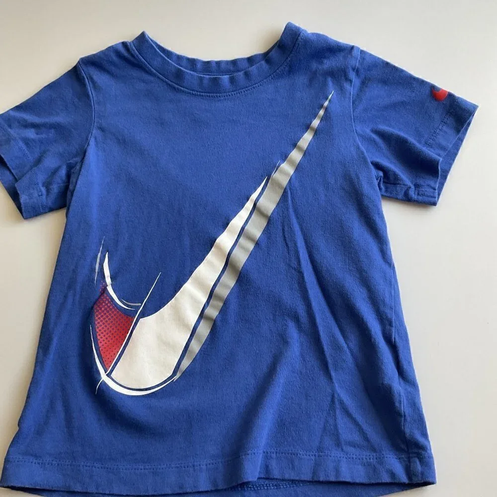 NIKE BOYS SWOOSH SHORT SLEEVES T-SHIRT